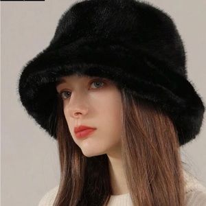 Black faux fur hat fits most